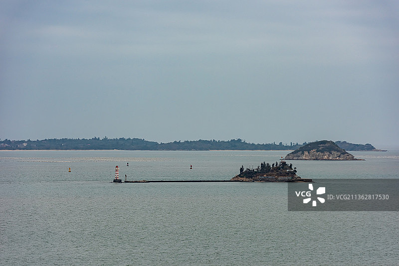 多云天气的中国厦门大海和海岛图片素材