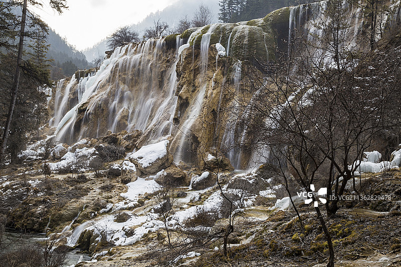 中国四川阿坝九寨沟诺日朗瀑布融雪景观图片素材