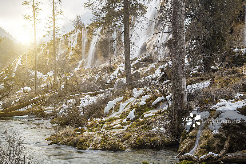 中国四川阿坝九寨沟诺日朗瀑布融雪景观图片素材