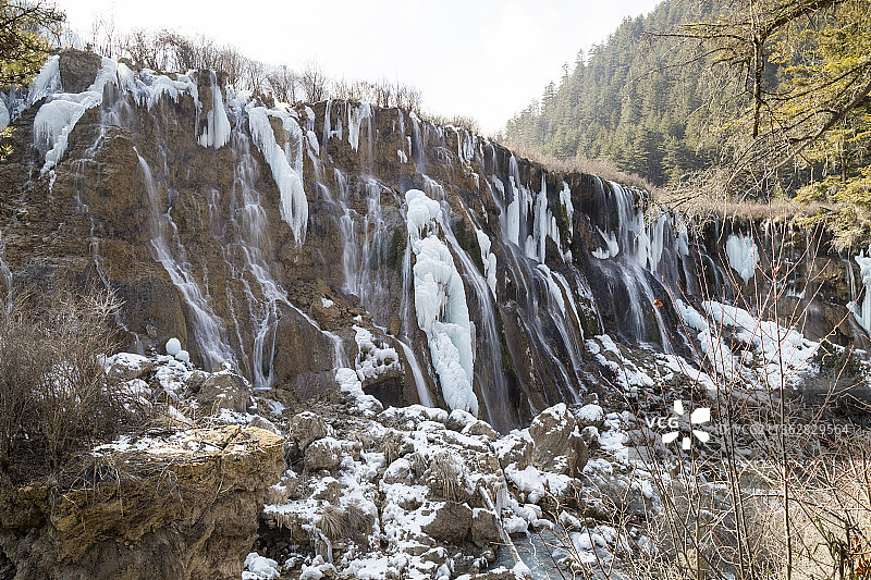 中国四川阿坝九寨沟树正瀑布融雪景观图片素材