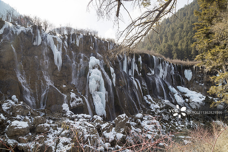 中国四川阿坝九寨沟树正瀑布融雪景观图片素材