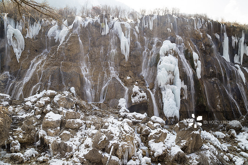 中国四川阿坝九寨沟树正瀑布融雪景观图片素材