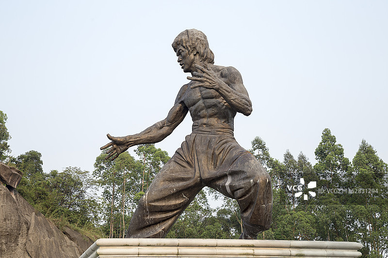 中国广东佛山顺德均安生态谷的李小龙铜像图片素材