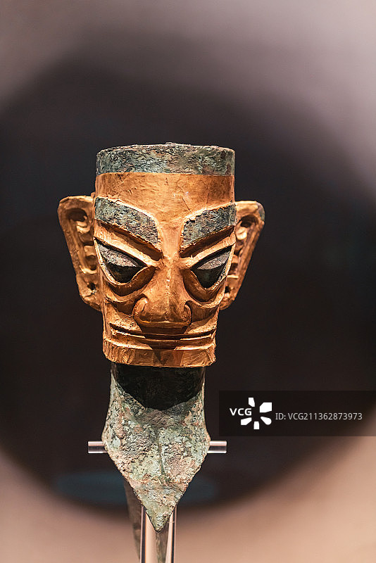 四川广汉三星堆出土的商代文物，金面罩铜人头像图片素材