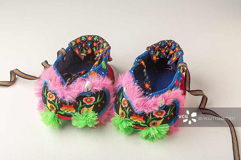 旧时代婴幼儿穿的老虎头花布鞋图片素材