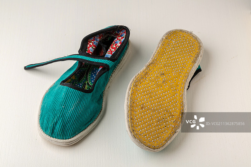 传统的民间千层底粗布鞋图片素材