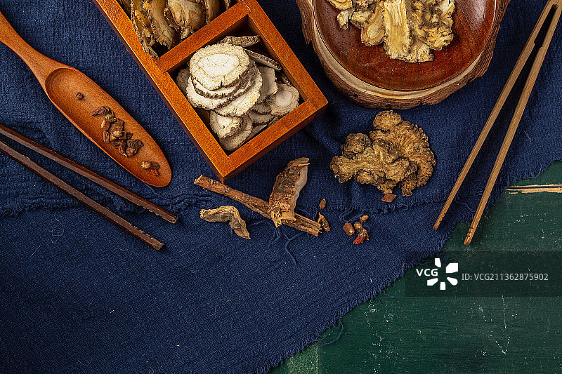 木盒里的中草药图片素材