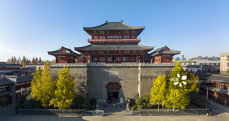 航拍襄阳古城景区昭明台景点秋天银杏树黄叶城市全景风光图片素材