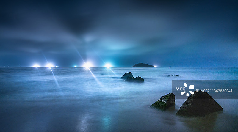 海南省万宁市石梅湾景区海岸线绿苔礁石元宇宙图片素材