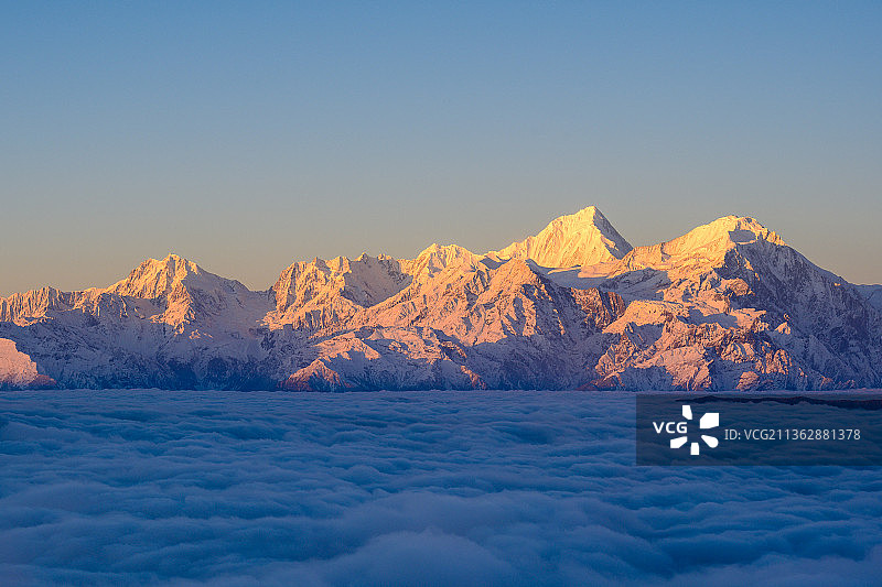 日出照射的贡嘎雪山图片素材