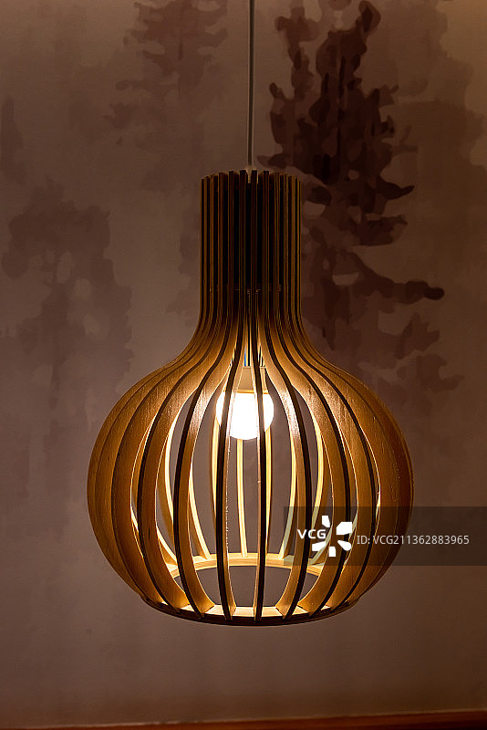 平视角拍摄中国上海一所酒店内的装饰灯图片素材