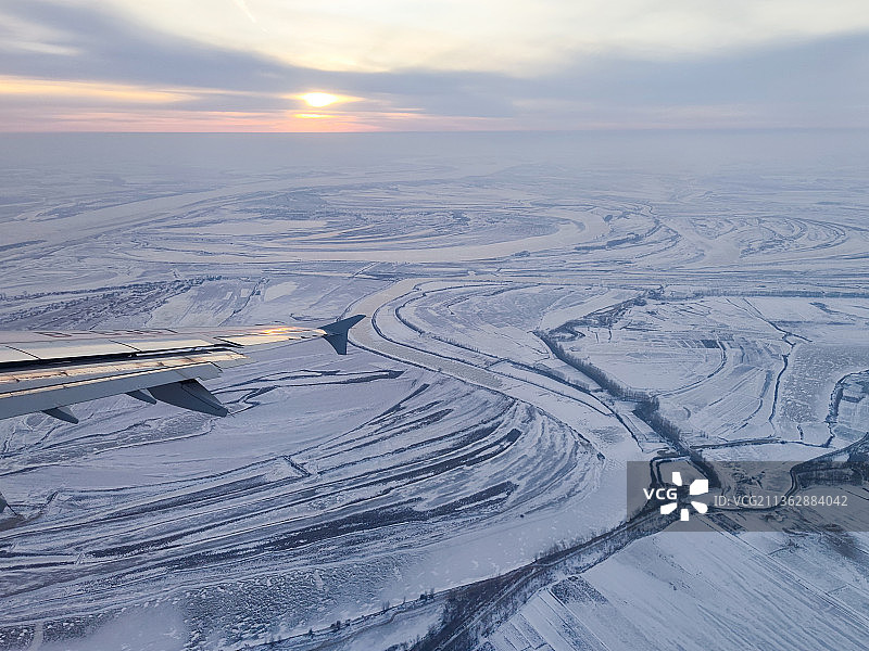 航拍冬季日落时分松花江的雪景图片素材