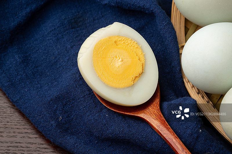 煮熟的鸭蛋切面图片素材