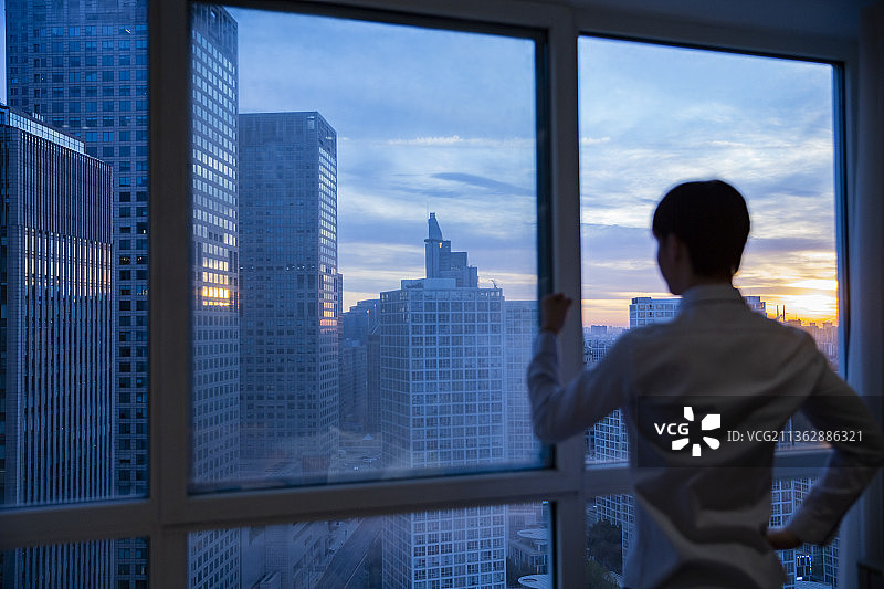 成功商务男人站在窗户做手势庆祝成功图片素材