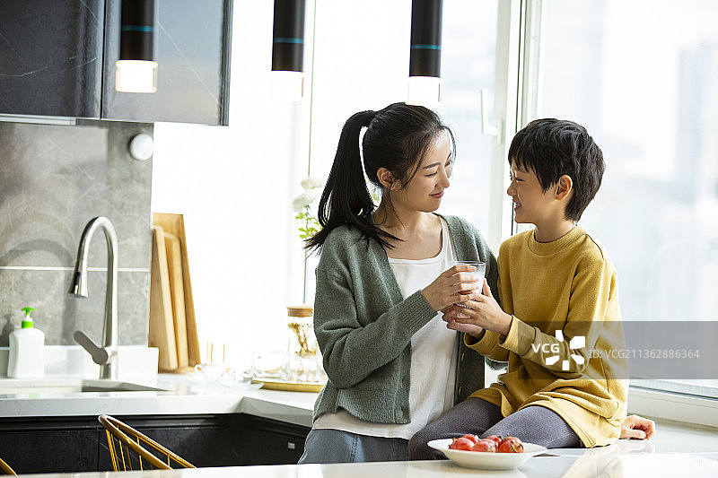 幸福母子在开敞厨房图片素材