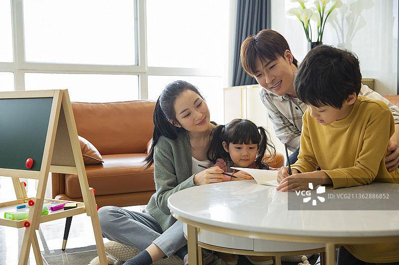 幸福家庭在客厅学习图片素材