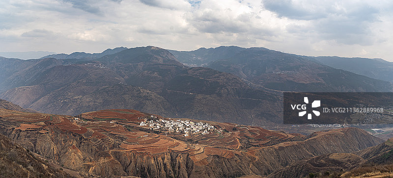 山谷中的村庄图片素材