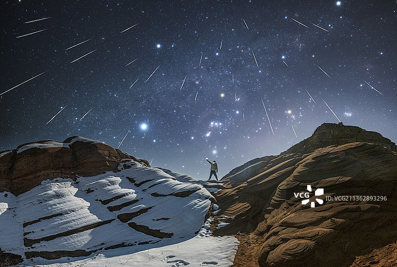 陕西靖边波浪谷双子座流星雨图片素材
