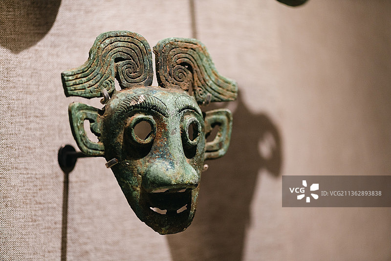 人面铜马具，西周青铜器图片素材
