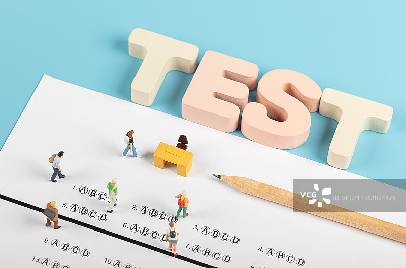 微缩创意积木字母考试答题卡上的考生图片素材