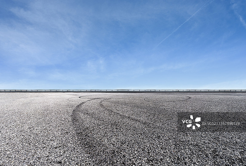 轮胎印停车场图片素材