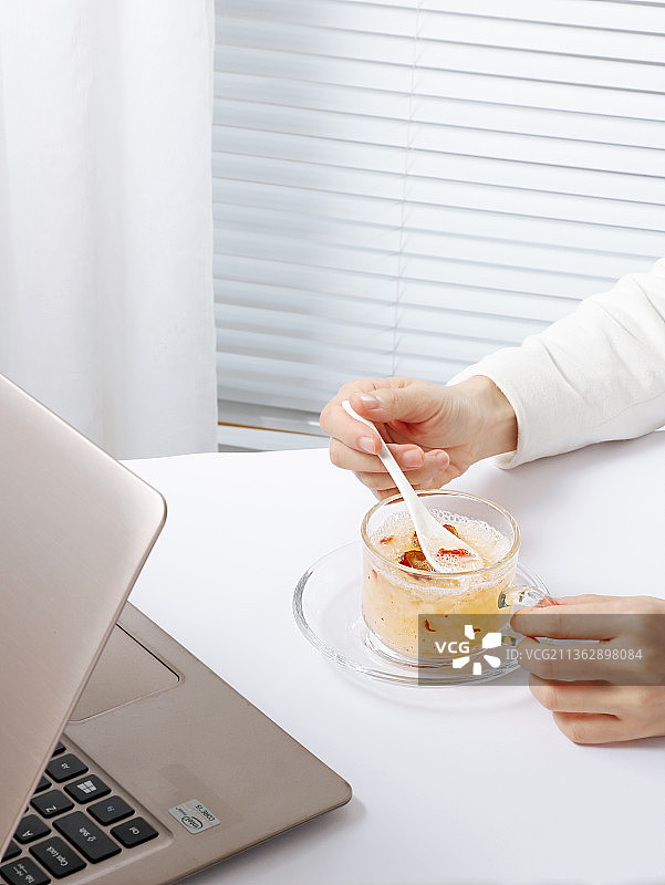 红枣枸杞燕窝银耳汤图片素材