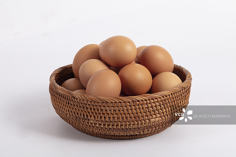 白色背景，一筐鸡蛋图片素材