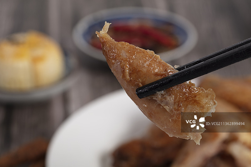 筷子夹起的鸡肉图片素材