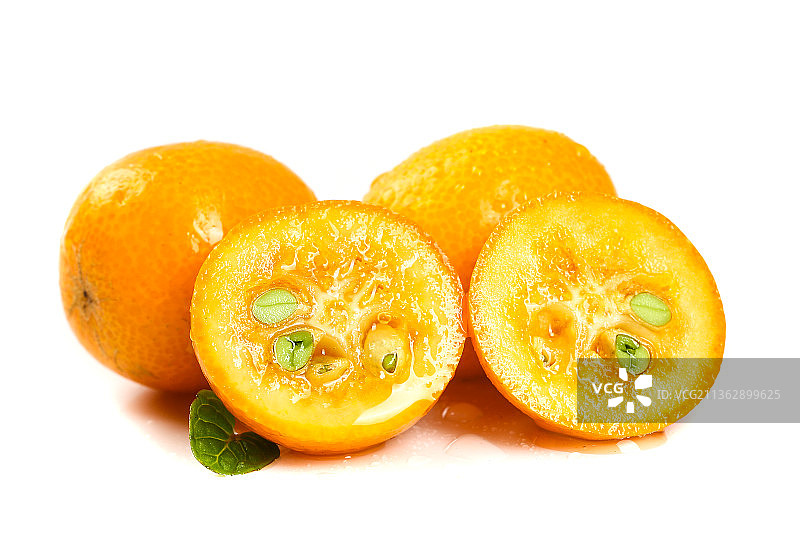 融安小金桔摆放在白底上图片素材