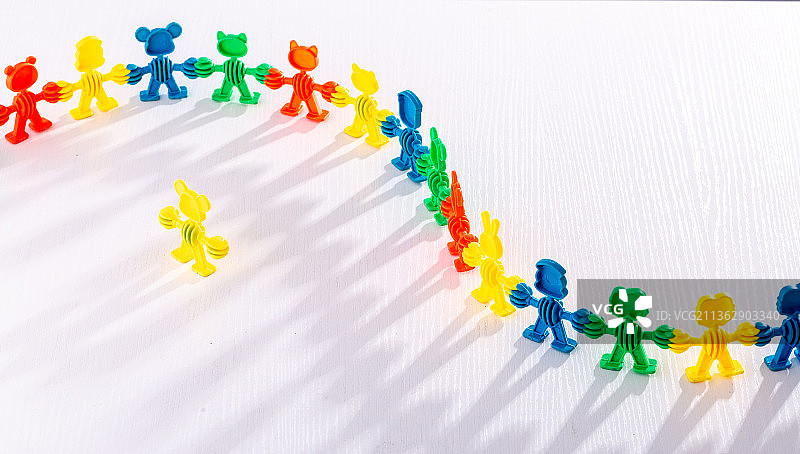 玩具小人手拉手图片素材