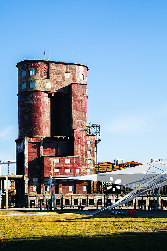 北京首钢园工业园区废弃的建筑及设备图片素材