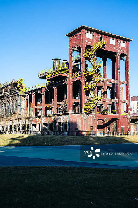 北京首钢园工业园区废弃的建筑及设备图片素材