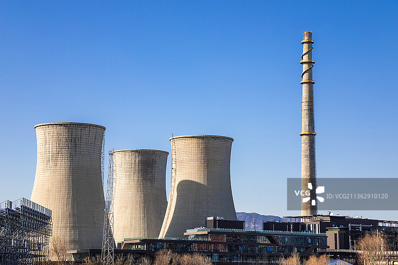 北京首钢园高耸入云的大烟囱图片素材