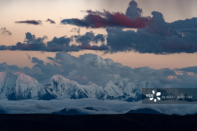 四川省甘孜藏族自治州贡嘎雪山日落云海自然风光图片素材