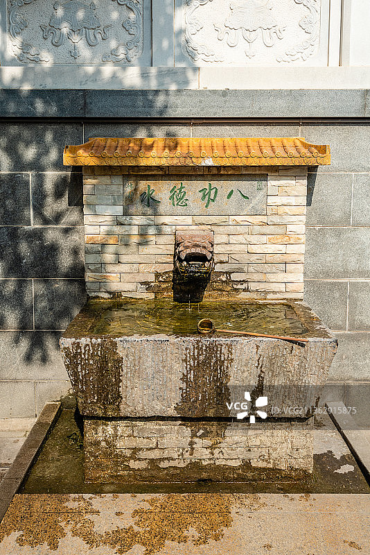 中国南京灵谷寺的水井八功德水图片素材
