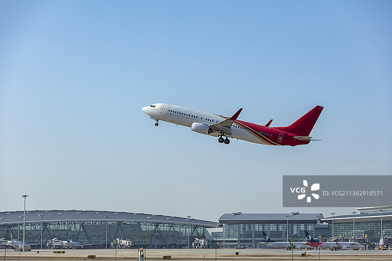 济南遥墙国际机场上空起飞的飞机图片素材