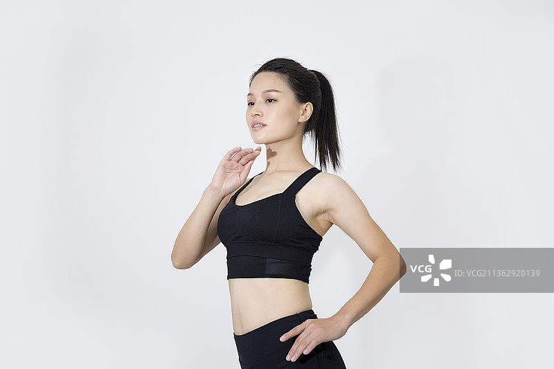 一名身材苗条的东方女性室内特写图片素材