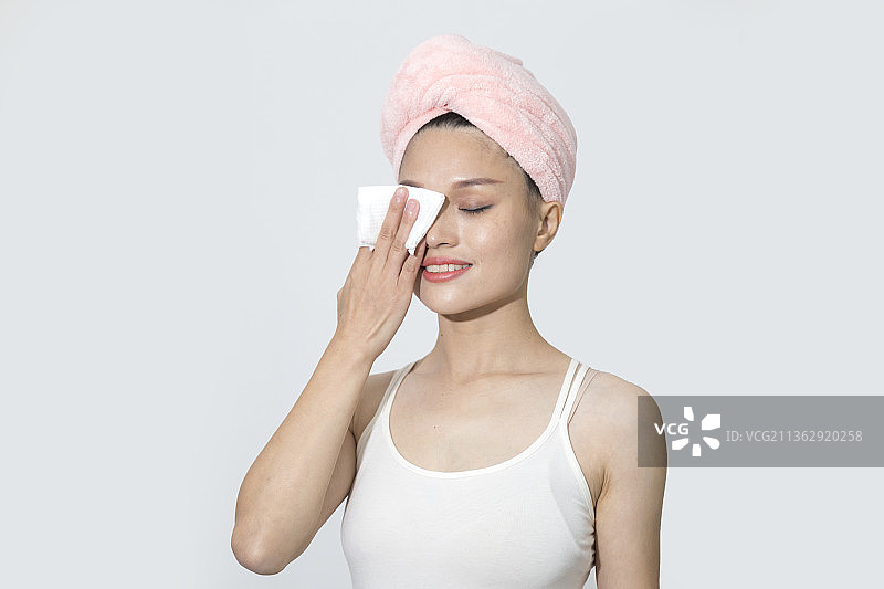 一名东方女人在卸妆图片素材