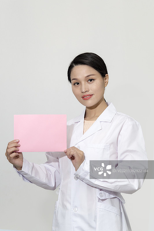 女医生展示警示标语图片素材