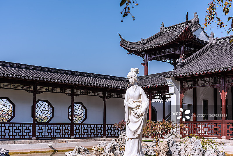 中国南京莫愁湖公园的莫愁水院和莫愁女雕像图片素材