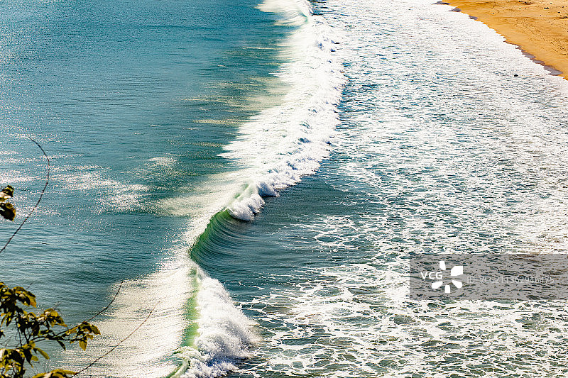 十二月的海邊-鹽田海濱棧道-海邊公園-旅遊勝地-大灣區的海-深圳海岸線-碧水藍天-遊客图片素材