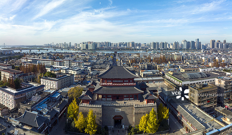 航拍襄阳古城景区昭明台秋天银杏树黄叶城市风光图片素材