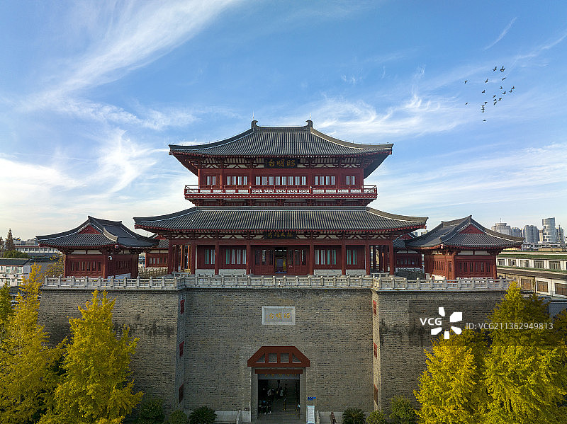 航拍襄阳古城景区昭明台秋天银杏树黄叶城市风光图片素材