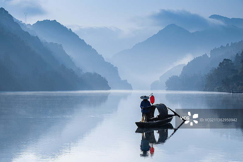 雾漫小东江，湖南省郴州市资兴县风景旅游区，山水雾，冬天图片素材