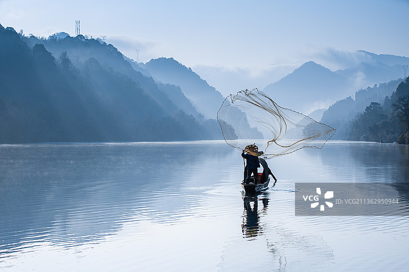 雾漫小东江，湖南省郴州市资兴县风景旅游区，山水雾，冬天图片素材