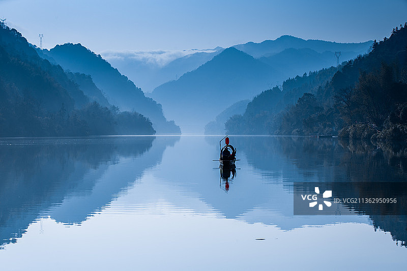 雾漫小东江，湖南省郴州市资兴县风景旅游区，山水雾，冬天图片素材