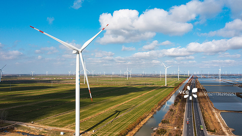海边公路上的大风车图片素材