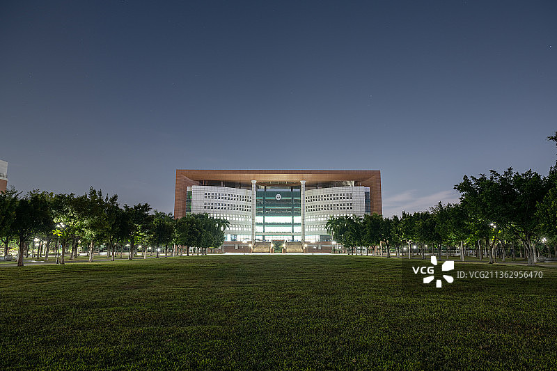 中山大学东校区 图书馆 大草坪 夜景图片素材