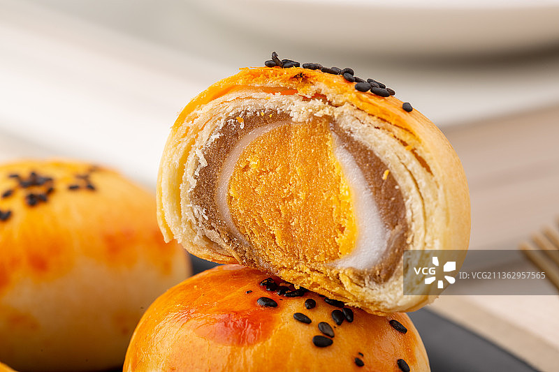 蛋黄酥切面特写图片素材