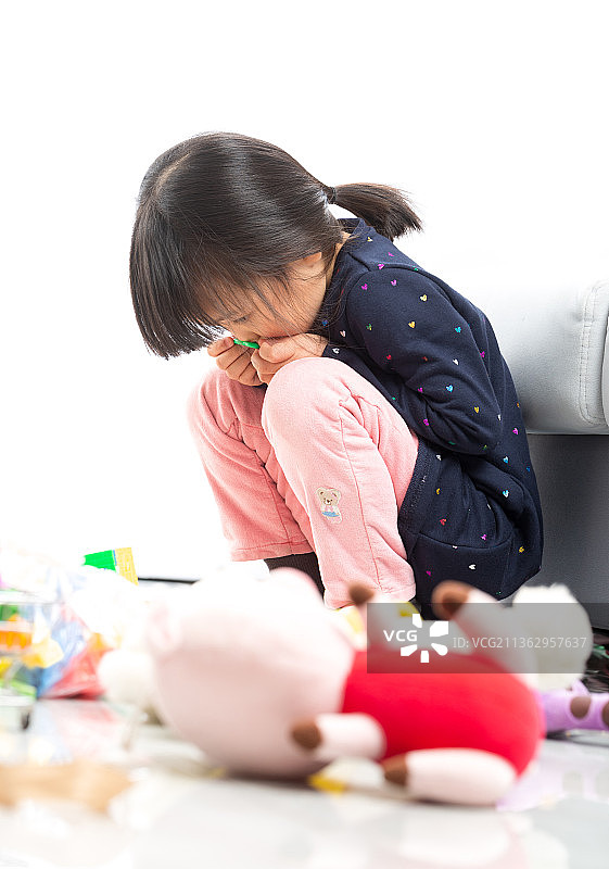 小女孩蹲在地上闹情绪图片素材